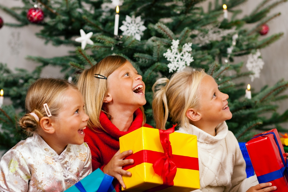 Weihnachten - Kinder mit Geschenken